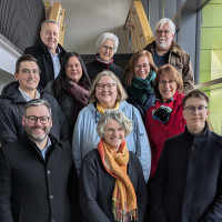 Eine Gruppe von 6 Frauen und 5 Männern stehen in einem Foyer auf einer Treppe: Es handelt sich um die Kandidatinnen und Kandidaten der SPD für die Stadtratswahl Feuchtwagen.